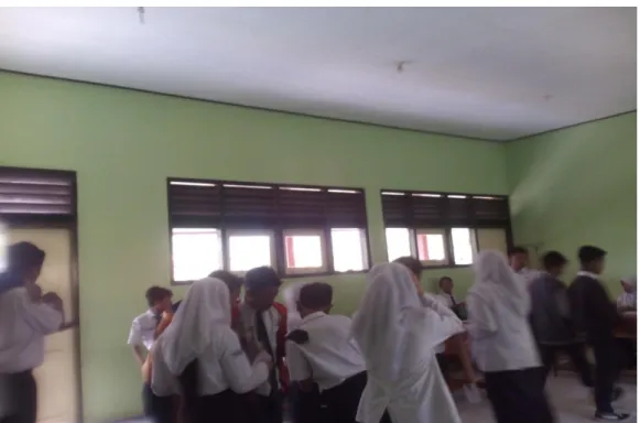 Foto 8:  Para siswa sedang  mencari pasangan dari kartu yang dipegang 