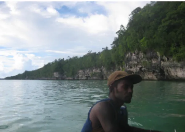 Foto 1. Bentang dinding gamping yang menjadi panel  lukisan cadas di lingkungan pesisir Ohoidertawun,  Kei Kecil (Sumber: Balai Arkeologi Ambon)