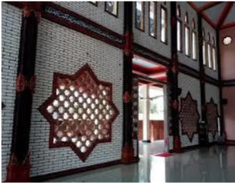 Gambar II. 14 Ragam Hias Bintang Segi Delapan Masjid Cirebon At Taqwa  Sumber: https://www.aroengbinang.com/2018/03/masjid-at-taqwa-cirebon.html  