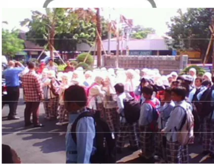 Gambar 3. Anak-anak SD Al Firdaus berbaris sebelum melaksanakan kegiatan kunjungan 