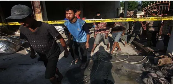 Gambar  5.  Para  buruh  pabrik  pembuatan  alat  dapur  yang  berhasil  dibebaskan  polisi  di  Tangerang setelah  disekap  selama  3  bulan  oleh  pemilik  pabrik