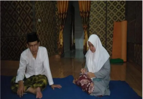 Gambar  1.  Pebeliti  saat  Wawancara  dengan  Ky.  Muhammad  Purnomo  Sidiq  Pengasuh Pondok Pesantren Nahdlathut Tholibin Pekalongan Lampung Timur 