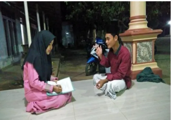 Gambar 3. Pebeliti saat Wawancara dengan Qori Hanafi Santri Pondok  Pesantren Nahdlathut Tholibin Pekalongan Lampung Timur 