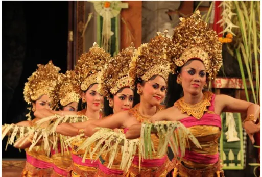Gambar II.3 Tari Pendet 