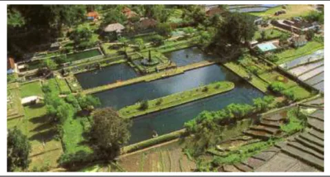Foto 5.4: Taman Tirta Gangga dilihat dari udara   (Sumber: Reproduksi postcard) 