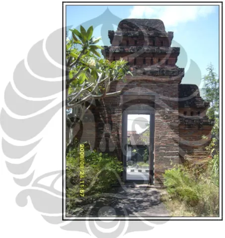 Foto 1.  Pintu Gerbang Candi Kesuma   (Oktorina A. 2008) 