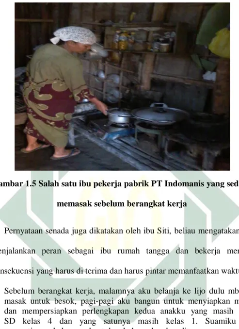 Gambar 1.5 Salah satu ibu pekerja pabrik PT Indomanis yang sedang  memasak sebelum berangkat kerja 