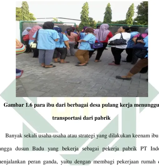 Gambar 1.6 para ibu dari berbagai desa pulang kerja menunggu  transportasi dari pabrik  