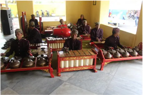 Gambar 12:Seperangkat Instrumen Pengiring TariMuwang Sangkal  (Dok: DISPARBUD, 2015) 