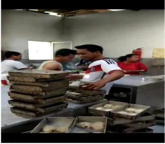 Gambar 2: Sejumlah siswa sedang  mengiukuti proses kontrol Roti di 