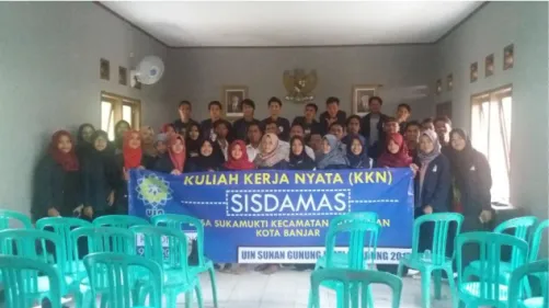 Foto bersama aparat desa, DPL (Dosen Pembimbing Lapangan)  dan mahasiswa kkn di aula Desa Sukamukti 