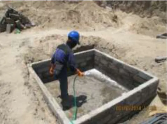 Gambar 5. Proses penggalian menggunakan  excavator 