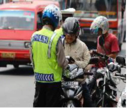 Gambar 1.13 Polisi melakukan Razia 