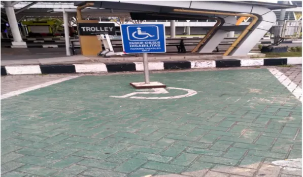 Gambar 2: Parkir khusus untuk kaum disabilitas di Parkiran Bandara Sultan Syarif Qasim 