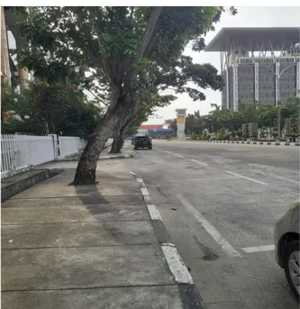 Gambar  5:  Jalan  Umum  di  salah  satu  sudut  Kota  Pekanbaru,  tepatnya  di  samping  Pustaka  Wilayah  Soeman HS