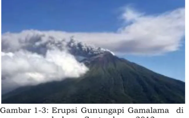 Gambar 1-3: Erupsi  Gunungapi  Gamalama    di  bulan  September  2012  yang  menghasilkan  produk  berupa  material  piroklastik  (Sumber: 