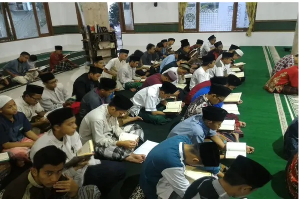 Gambar 12 : Kegiatan Tashmi’ Al-Quran 5 Juz sekali duduk, siswa sedang  memperdengar setoran hafalan 5 juz dari penghafal Al-Quran  