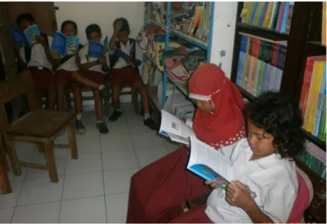 Gambar 12. Dua siswa membaca cerita bersama 