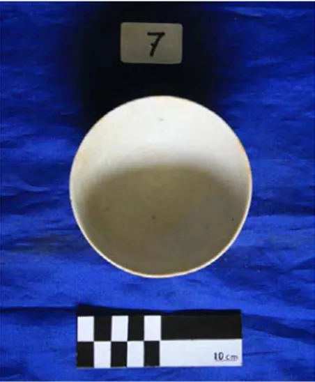Gambar 9. Kondisi keramik sebelum dibersihkan Gambar 10. Kondisi keramik setelah dibersihkan  dengan HCl 5 %