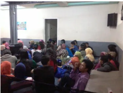 Foto 3. Ruang tunggu pasien atau pelanggan Dok. Pribadi peneliti (12/01/2014)