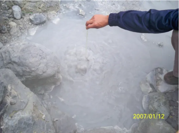 Gambar 5.1b. Pengukuran suhu air permukaan di lokasi pengambilan sampel                          batuan 