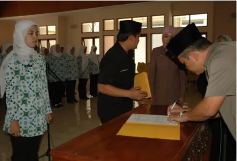 FOTO 4 : Penandatanganan Sumpah Janji PNS Pemerintah Kabupaten Bandung  yang diwakili oleh salah satu peserta