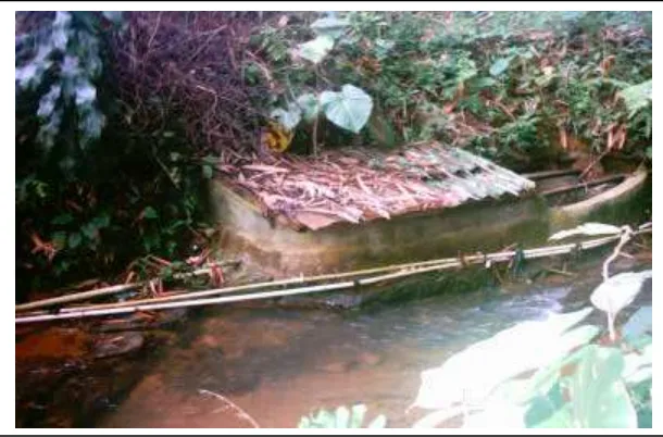 Gambar 8. Saluran Air Berupa Peralon yang digunakan Mayarakat untuk Menga mbil Air untuk Kebutuhan Rumah Tangga 