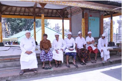 Foto  2:  Prajuru  Desa  Pakraman  Tinggan  sebagai  narasumber  untuk  tulisan  ini  bergambar  bersama  penulis  (ujung  kiri)  di  Pura  Desa Pakraman Tinggan (Foto Dokumen Penulis).