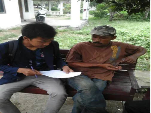 Gambar  IV.4  :  wawancara  dengan  bapak  SW  55  tahun  (Dokumentasi  pada tanggal 28 Agustus 2015) 