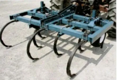 Gambar bajak chisel yang ditarik traktor empat roda