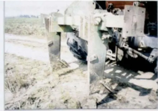 Gambar bajak subsoil yang ditarik traktor empat roda