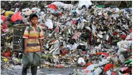 Gambar 14. Tumpukan  sampah yang terus  menggunung di kota  ikut berperan dalam  meningkatkan emisi  GRK