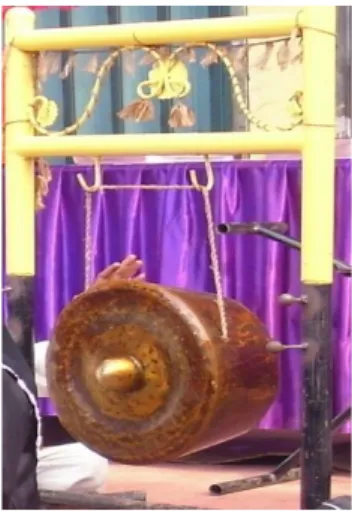 Gambar 1 :  Ogong atau gong dan  pemukulnya 