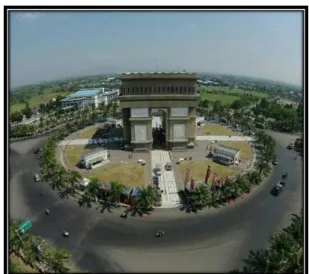 Gambar 1: Monumen Simpang Lima Gumul dilihat 