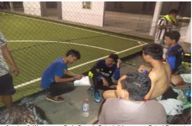 Gambar 1. Wawancara Pada Pemain Futsal di Lapangan Futsal Semen 
