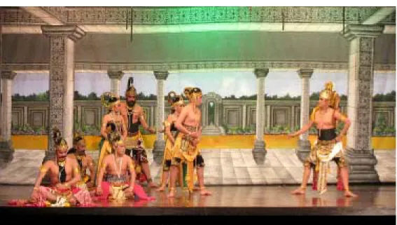 Gambar 14.  Penampilan kelompok Wayang Orang Bharata dalam menyajikan salah satu  adegan pada epos Mahabharata (Sumber: 