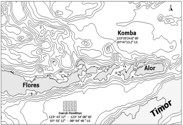 Gambar  1.  Peta  lokasi  daerah  kajian,  dimana  percontohannya  dilakukan  dengan  menggunakan metode pengerukan (dredging) dan  comot (grab) dari  tubuh  batuan  volkanik    Gunung  Abang  Komba  dan  Ibu  Komba  di  kedalaman  berturut-turut  kurang  
