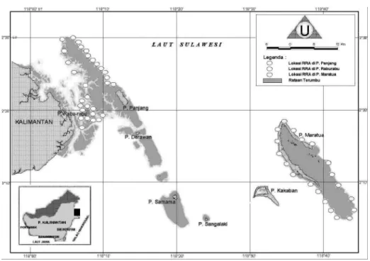 Gambar 1.   Lokasi penelitian di perairan Kepulauan Derawan. Stasiun penelitian ditandai dengan bulatan (), sampling dilakukan bulan September 2004.