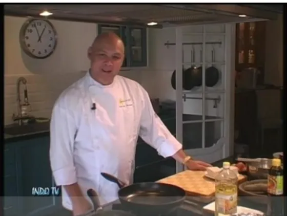 Gambar 2. Rene van Doornum saat membawakan acara masak bersama “Indo TV” Belanda. 