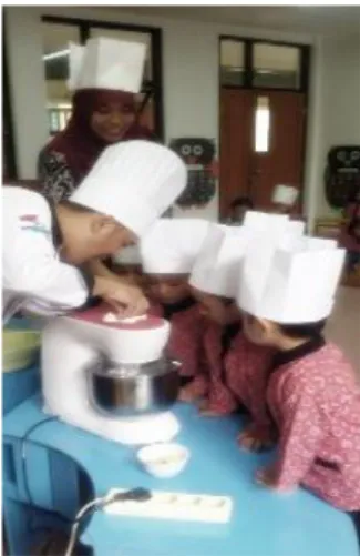 Gambar 1: Anak mengamati proses  pembuatan adonan kue oleh koki 