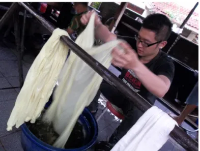 Gambar 2. Proses Pewarnaan Kain 