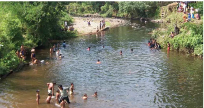 Gambar 5. Sungai yang mengalir di Desa Lubuk Beringin yang sebagian besar  masyarakatnya menerapkan agroforestri karet sebagai sistem pengelolaan lahan  