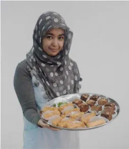 Gambar 1.25 Ibu membawa kue