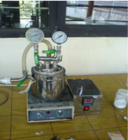 Gambar  2.  Reaktor  untuk  produksi  APG Figure  2.  Reactor  for  APG  ProductionModifikasi proses produksi APG/