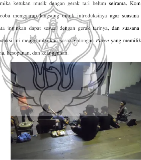Gambar 27. Penari dan pemusik saat akan memulai latian diawali  dengan doa (Foto: Jusinshu, 2014) 