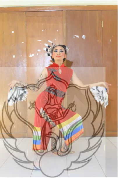 Gambar 15. Kostum penari putri Panyin dalam karya Leto Manyam Kalong  (Foto: Jhusinsu, 2015) 