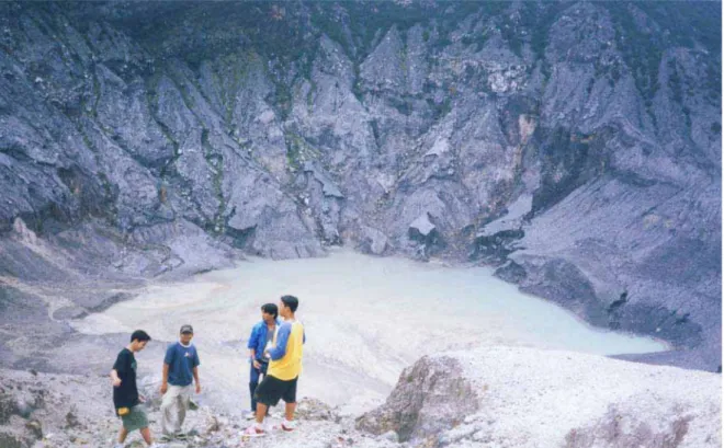 Gambar 1.7 Kawah Gunung Tangkubanperahu, Jawa Barat Sumber: Dokumen Penulis