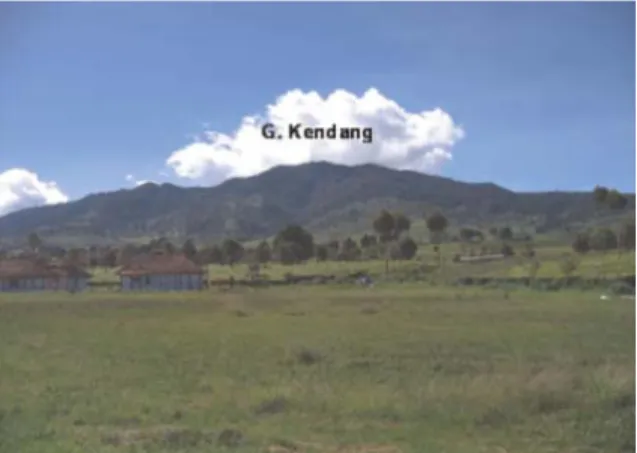 Gambar 11.  Gunung Kendang dilihat dari sebelah barat, di  Desa Tarumajaya. Lensa menghadap ke timur.