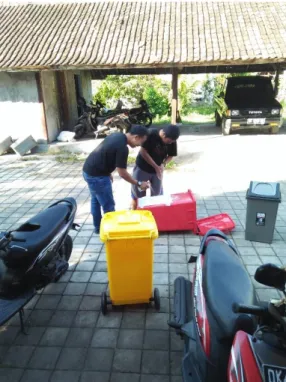 Gambar 11. Proses pengecatan tempat sampah