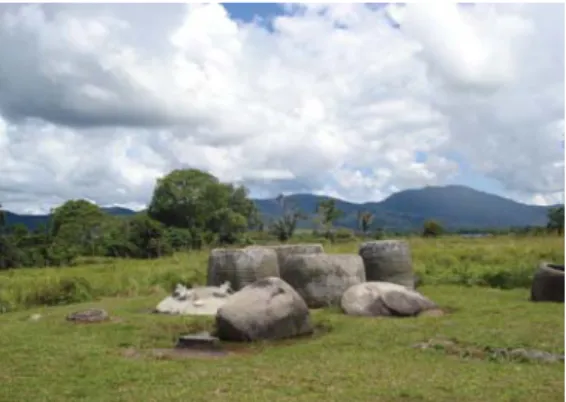 Gambar 2. Artefak di lokasi yang diduga bengkel  pembuatan batu kalamba di Desa Hangira 